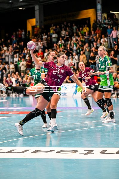 Laura Sophie Klocke (#13, HC Leipzig) im Duell gegen Frisch auf Göppingen
