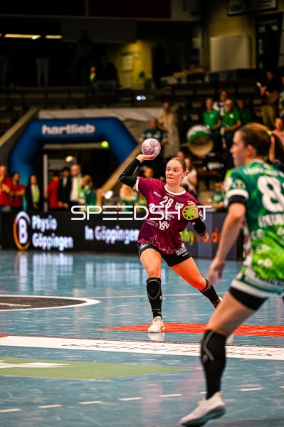 Lara Tauchmann (#28; HC Leipzig) im Sprungwurf gegen Frisch auf Göppingen