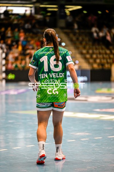 Mariel Stefanie ten Velde (#16; Frisch auf Göppingen) läuft aufs Spielfeld