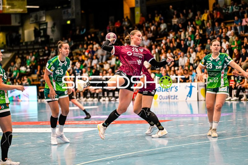 Lara Tauchmann (#28, HC Leipzig) im Sprungwurf gegen Frisch auf Göppingen
