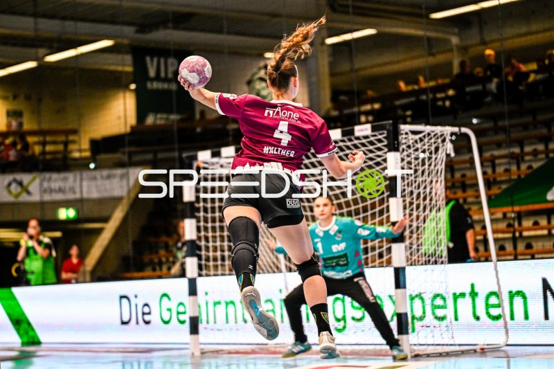 Jana Walther (#4; HC Leipzig) springt zum Wurf
