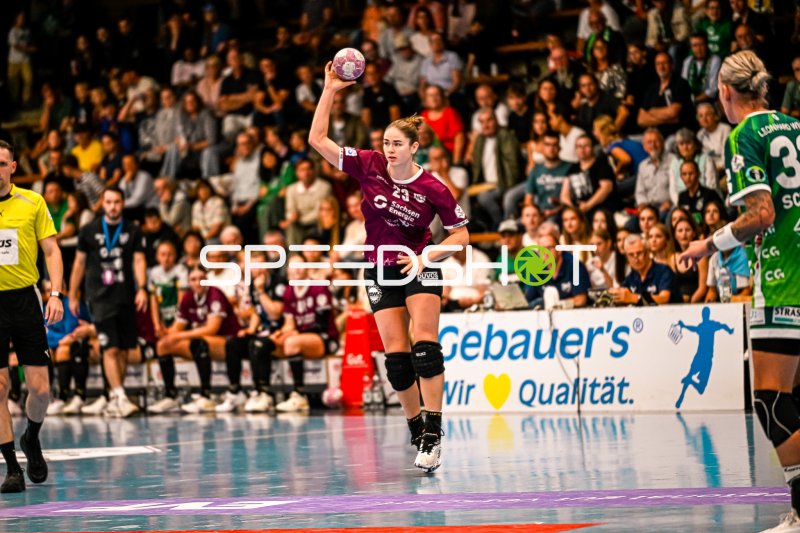 Marlene Tucholke (#23; HC Leipzig) im Sprungwurf