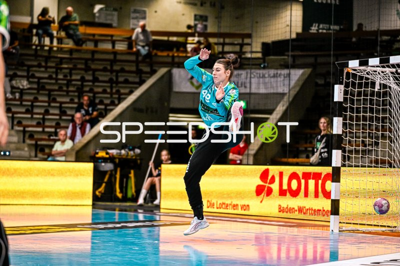 Natalia Krupa (#48, Frisch auf Göppingen) beim versuch einen 7m zu halten gegen HC Leipzig