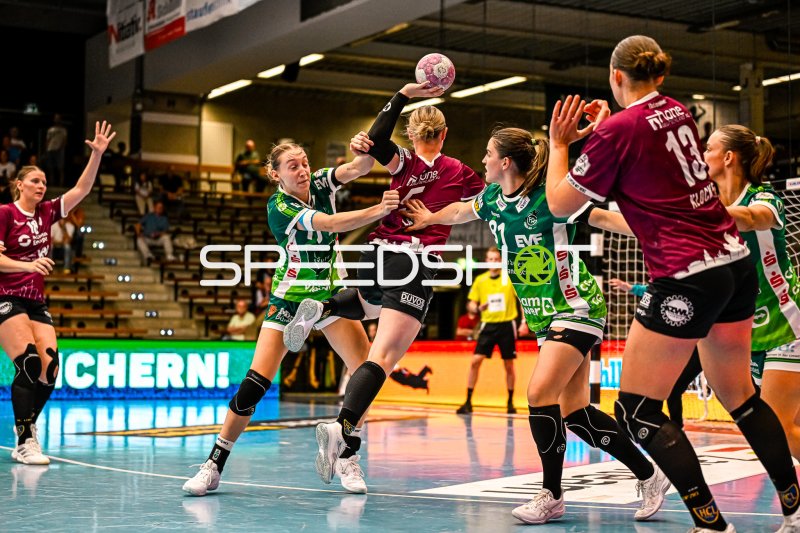 Matilda Ehlert und Jasmin Eckart im Zweikampf um den Ball