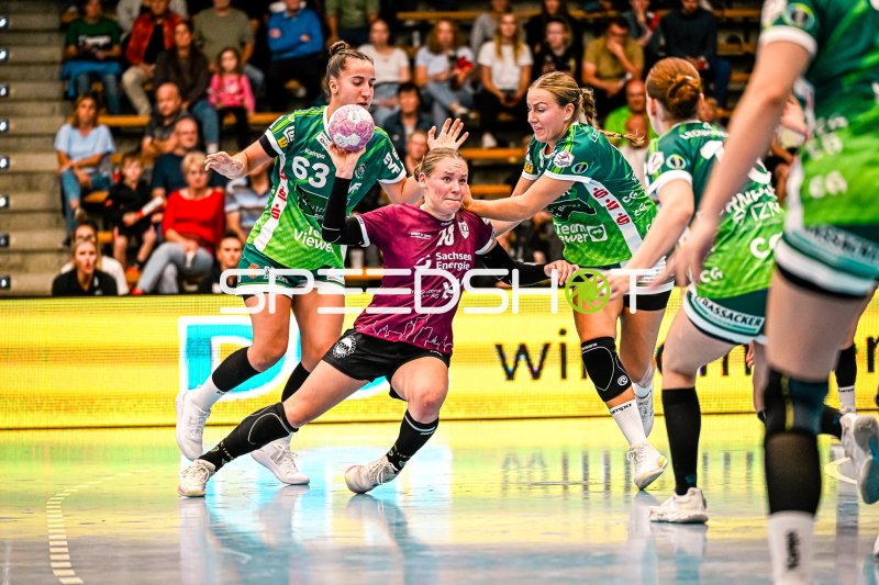Lara Tauchmann (#28; HC Leipzig) im Zweikampf gegen Ann Kynast und Stephanie Elies