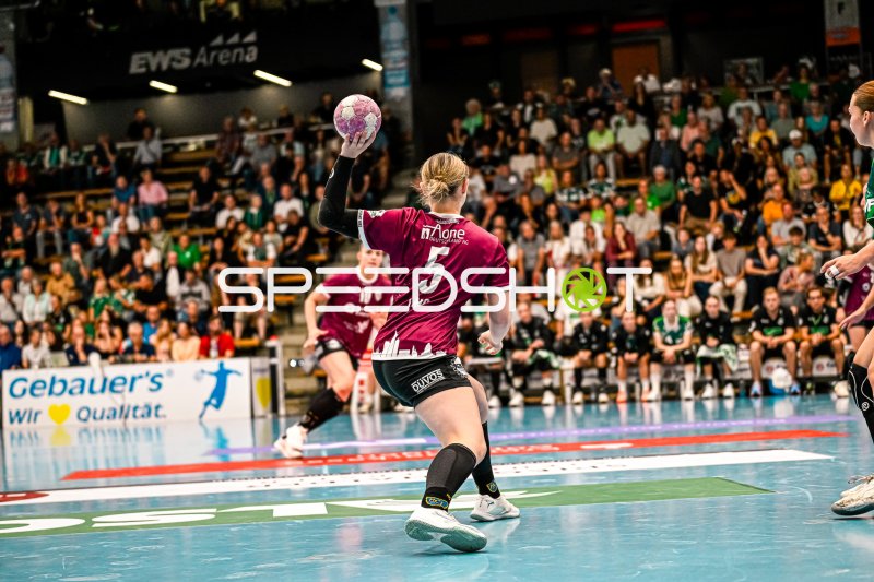 Kim-Angelina Lang (#5, HC Leipzig) beim pass in der EWS Arena