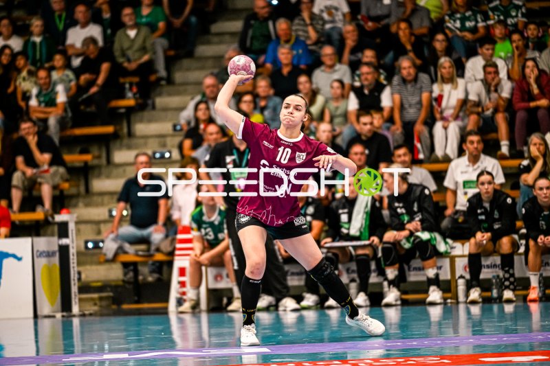 Emely Theilig (#10; HC Leipzig) beim Sprungwurf