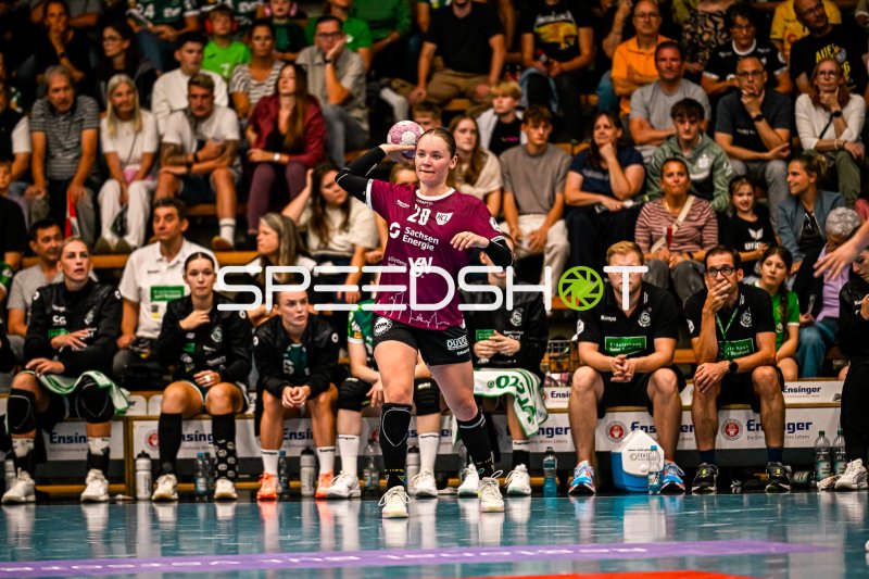 Lara Tauchmann (#28, HC Leipzig) beim pass in der EWS Arena