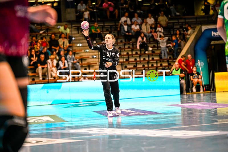 Aleksandra Orowicz (#57; HC Leipzig) wirft aufs Tor