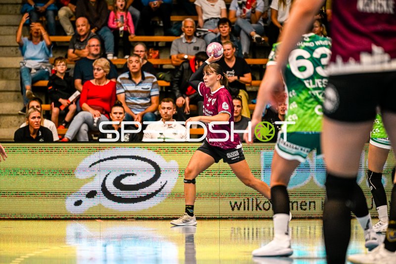 Alina Gaubatz (#11; HC Leipzig) beim Wurf in der EWS Arena