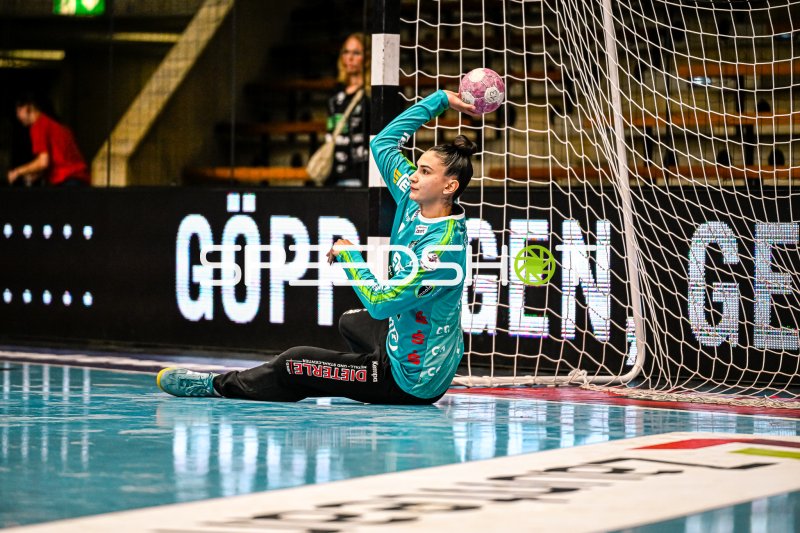 Mikaela Sobrinho Possatti nach tor auf dem Boden sitzend in der EWS Arena