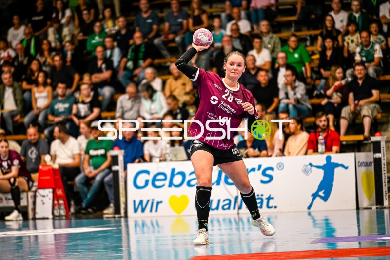 Lara Tauchmann (#28; HC Leipzig) im Sprungwurf