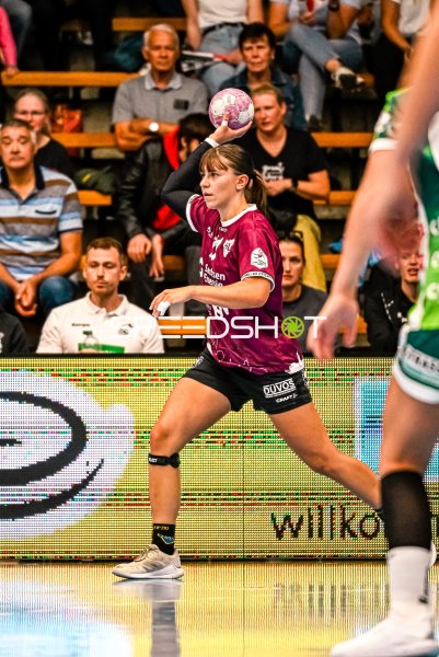 Alina Gaubatz (#11; HC Leipzig) beim Wurf in der EWS Arena