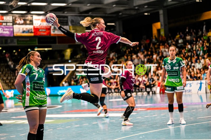 Pauline Uhlmann (#2; HC Leipzig) springt zum Wurf gegen Frisch auf Göppingen
