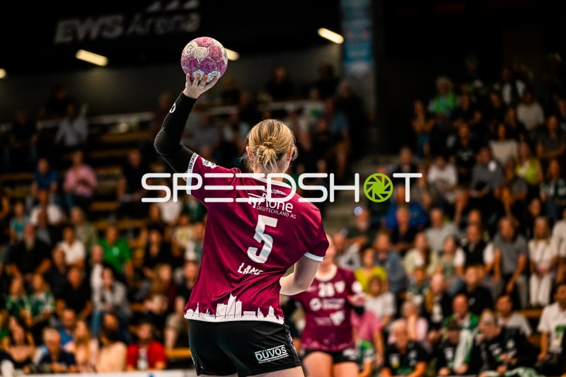 Kim-Angelina Lang (#5, HC Leipzig) zum Wurf angesetzt