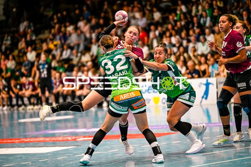 Haruno Sasaki (#32; Frisch auf Göppingen) in Abwerhaktion gegen HC Leipzig