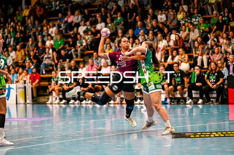 Sharleen Greschner (#20, HC Leipzig) in Abwehraktion gegen Göppingen