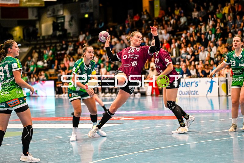 Lara Tauchmann (#28, HC Leipzig) im Sprungwurf gegen Frisch auf Göppingen
