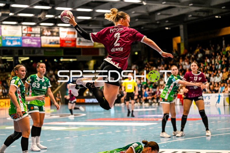 Pauline Uhlmann (#2, HC Leipzig) springt zum Wurf gegen Frisch auf Göppingen
