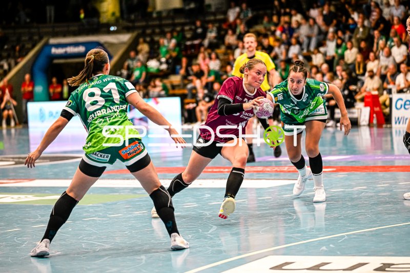 Lara Tauchmann (#28, HC Leipzig) findet Lücke in der Abwehr von Frisch auf Göppingen