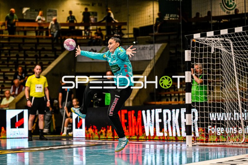 Mikaela Sobrinho Possatti (#1, Frisch auf Göppingen) pariert Torwurf