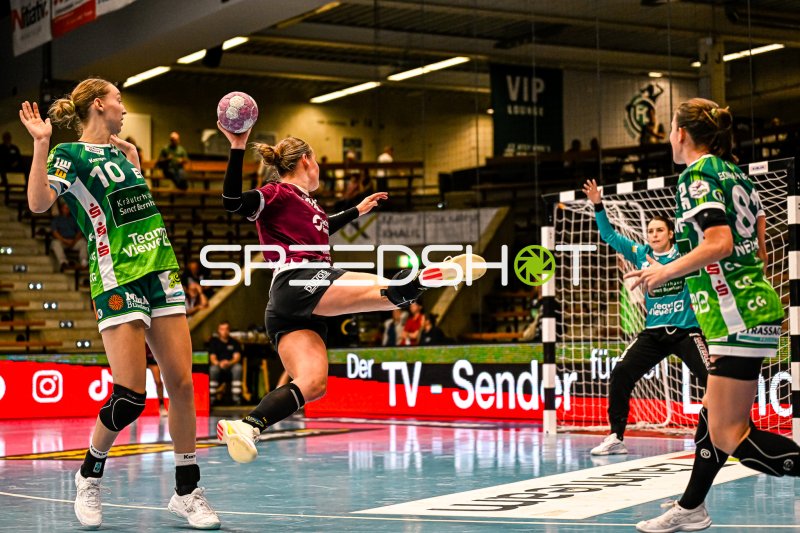 Lara Tauchmann (#28, HC Leipzig) im Sprungwurf gegen Frisch auf Göppingen