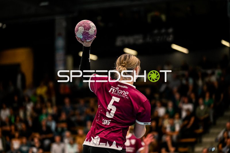 Kim-Angelina Lang (#5, HC Leipzig) mit Wurfaktion in der EWS Arena