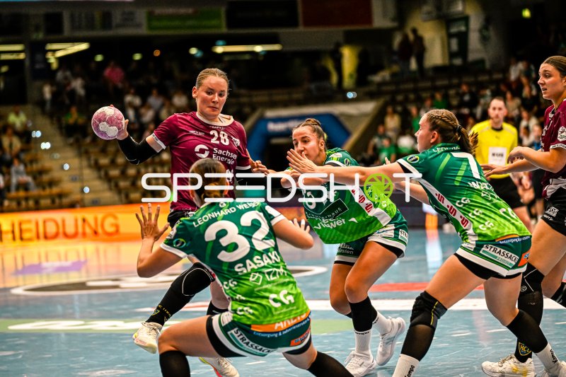 Lara Tauchmann (#28, HC Leipzig) in Wurfposition gegen Frisch auf Göppingen