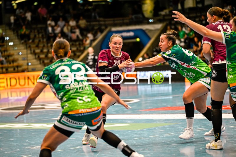 Lara Tauchmann (#28; HC Leipzig) gegen Stephanie Elies (#63; Frisch auf Göppingen)