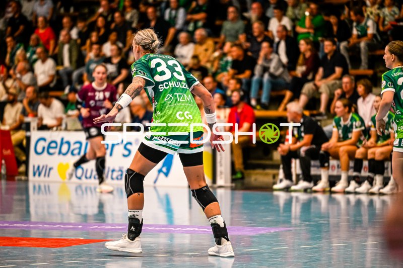 Luisa Schulze (#33; Frisch auf Göppingen) in Abwehrposition