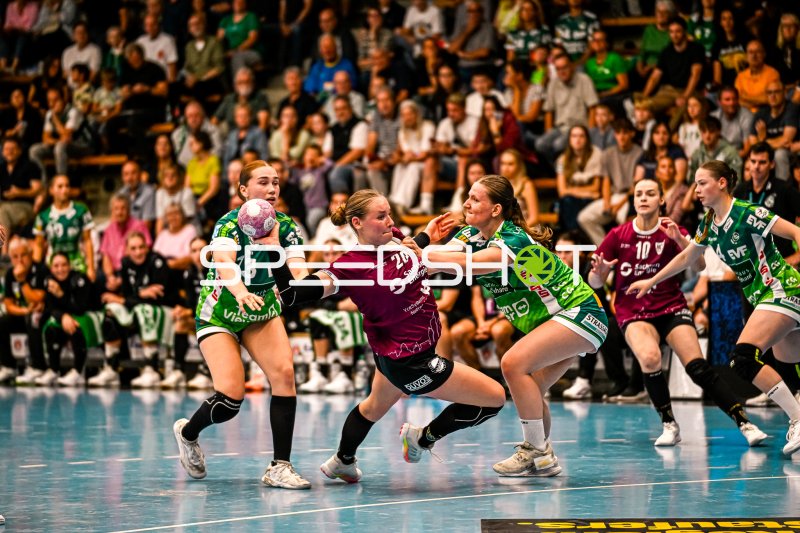 Nicola Merz (#23, Frisch auf Göppingen) und Aylin Bornhardt (#13, Frisch auf Göppingen) verteidigen gegen Lara Tauchmann (#28, HC Leipzig)