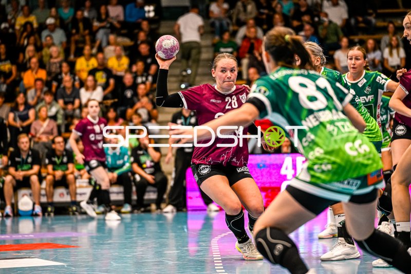 Lara Tauchmann (#28, HC Leipzig) im Abwehrkampf gegen Frisch auf Göppingen