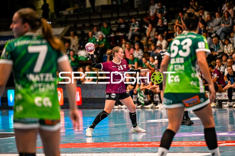 Lara Tauchmann (#28, HC Leipzig) im Wurf gegen Frisch auf Göppingen