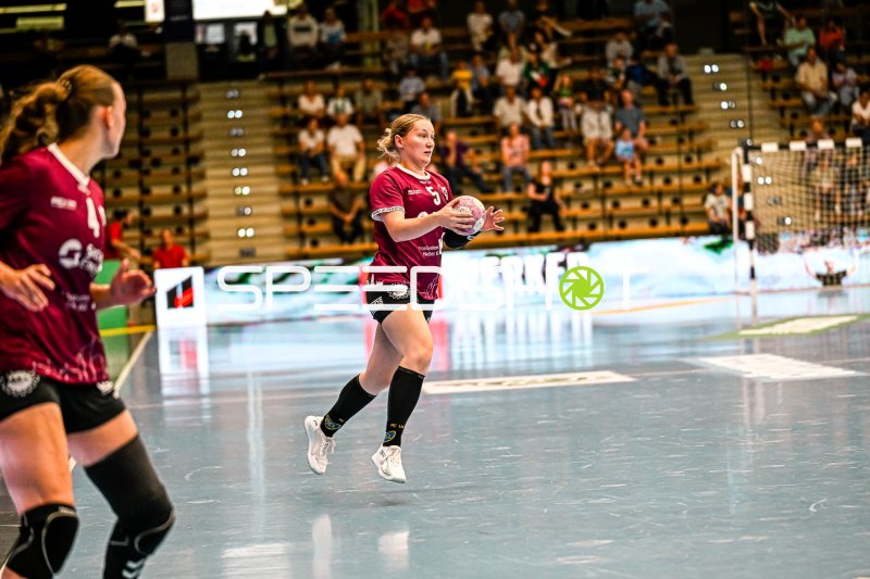 Kim-Angelina Lang (#5, HC Leipzig) mit Ball in der EWS Arena