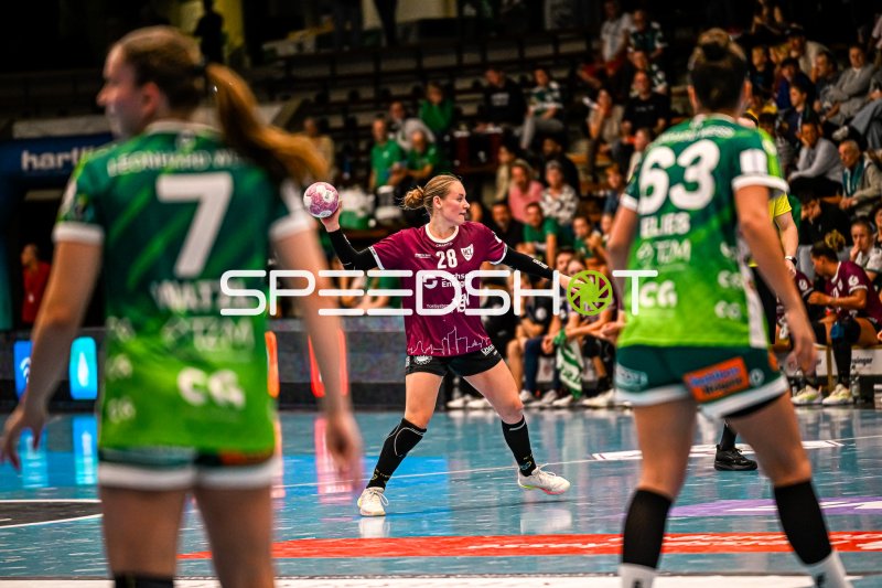 Lilly Glimm (#22; HC Leipzig) mit Ball gegen Frisch auf Göppingen