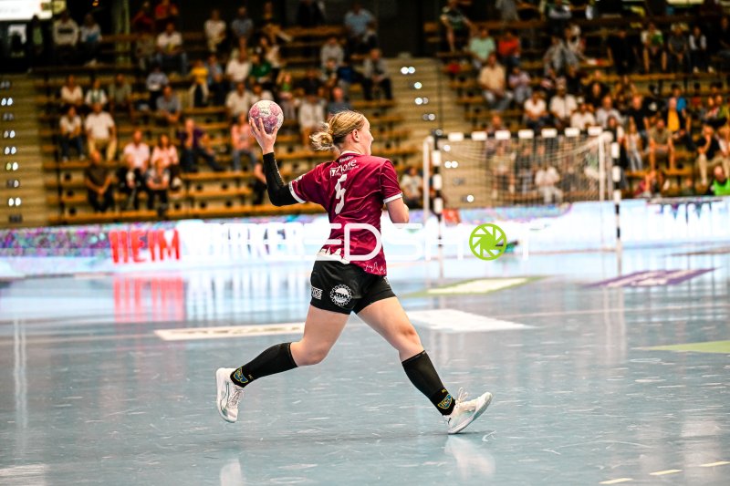 Kim-Angelina Lang (#5, HC Leipzig) im Sprungwurf gegen Frisch auf Göppingen