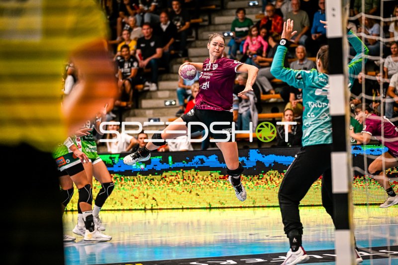 Marlene Tucholke (#23; HC Leipzig) im Sprungwurf gegen Frisch auf Göppingen