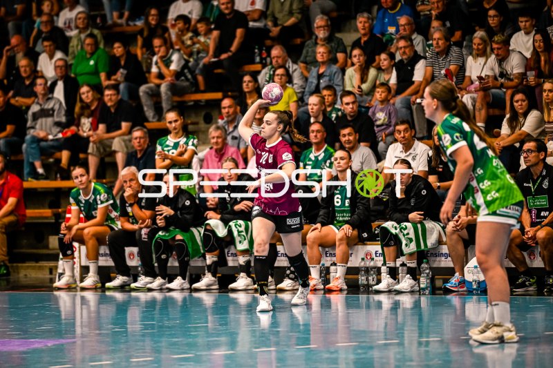 Emely Theilig (#10, HC Leipzig) im Angriff gegen Frisch auf Göppingen