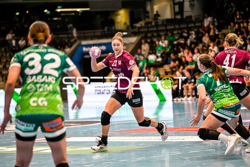 Marlene Tucholke (#23; HC Leipzig) im Angriff gegen Frisch auf Göppingen