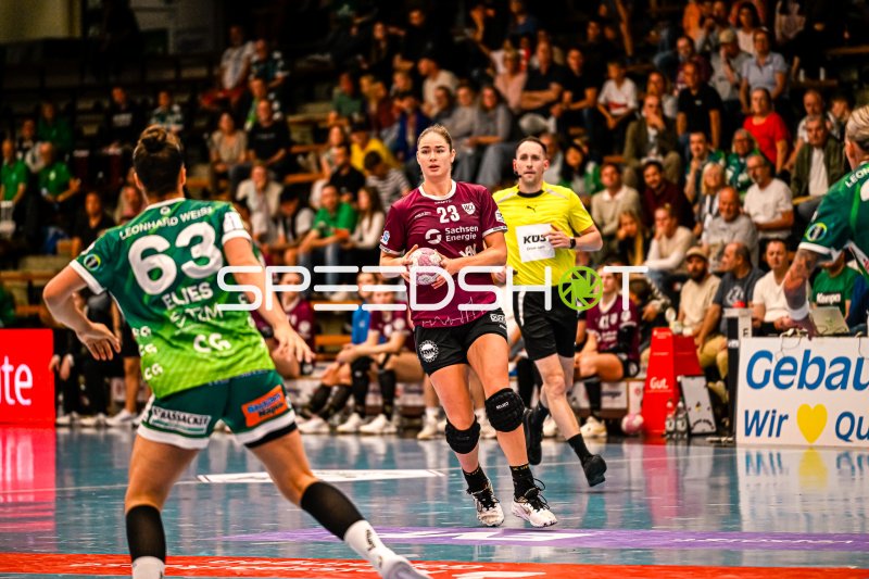 Marlene Tucholke (#23; HC Leipzig) mit Ball im Spielaufbau