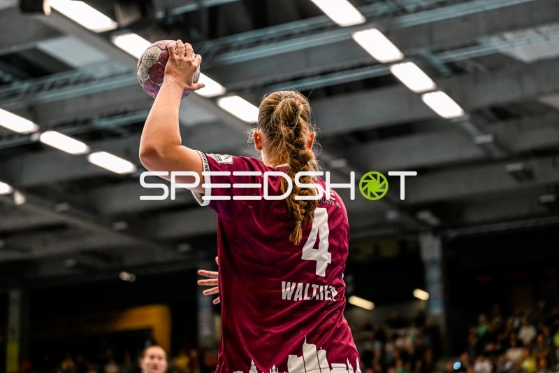 Jana Walther (#4; HC Leipzig) beim Wurf