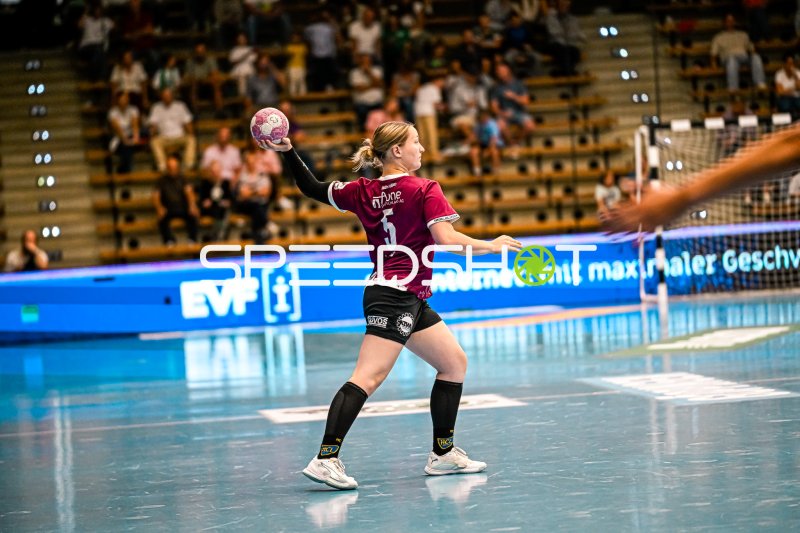 Kim-Angelina Lang (#5, HC Leipzig) beim Sprungwurf