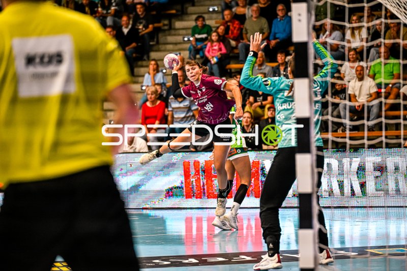 Alina Gaubatz (#11; HC Leipzig) im Sprungwurf gegen Frisch auf Göppingen