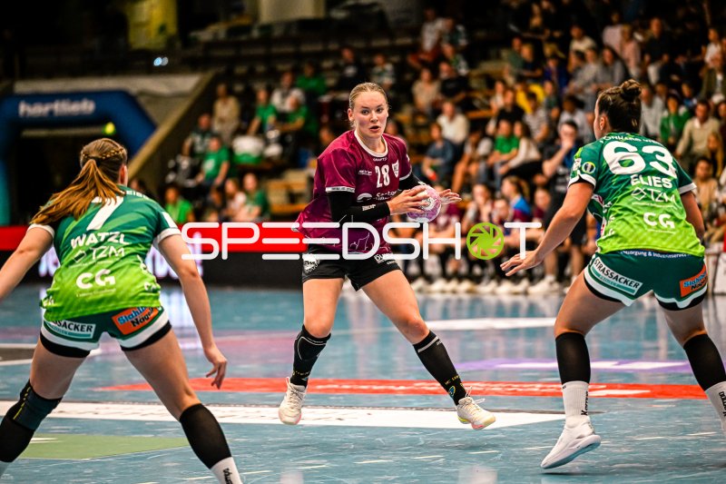 Lara Tauchmann (#28; HC Leipzig) im Spielaufbau gegen Frisch auf Göppingen