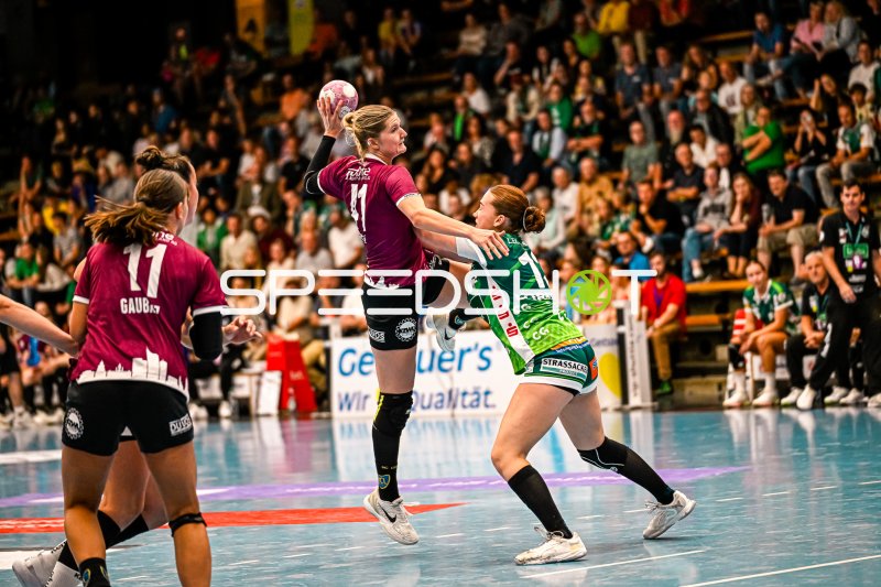 Alina Gaubatz (#11; HC Leipzig) im Sprungwurf gegen Frisch auf Göppingen