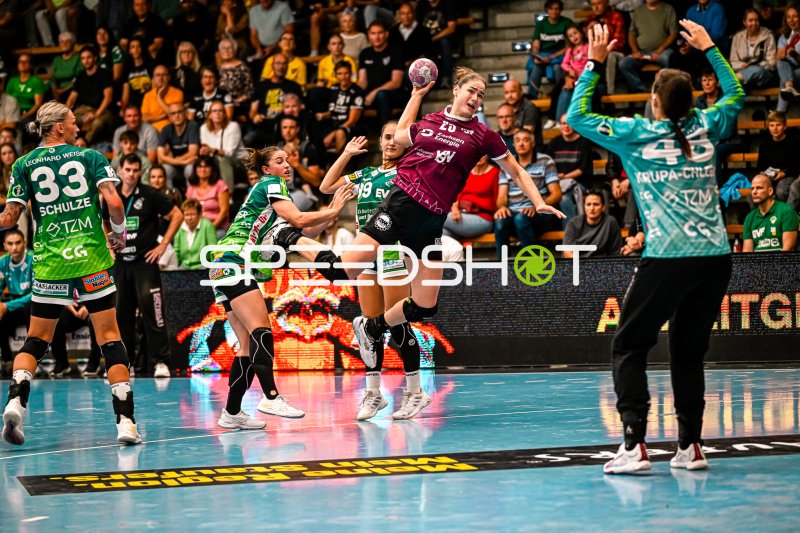 Marlene Tucholke (#23, HC Leipzig) im Abwehrkampf gegen Frisch auf Göppingen