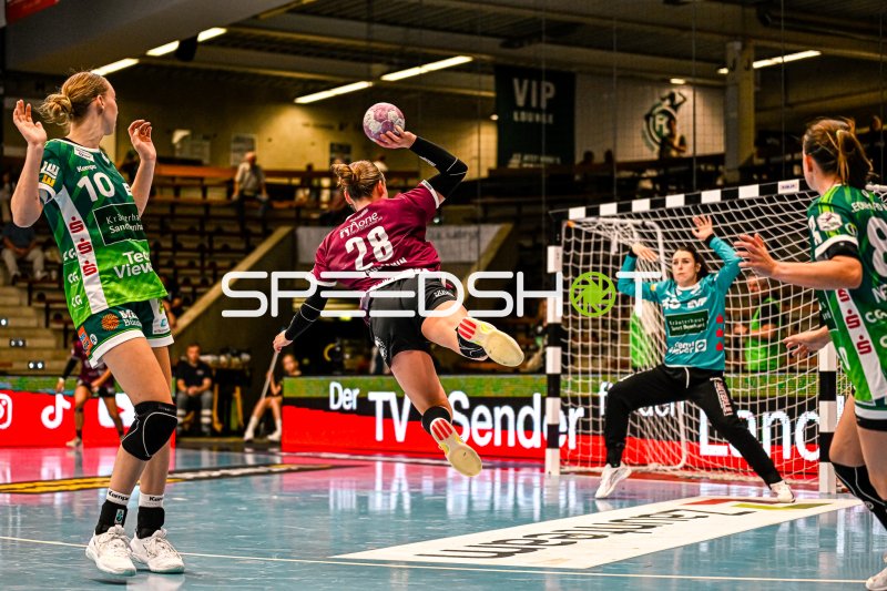 Lara Tauchmann (#28, HC Leipzig) springt zum Wurf gegen Frisch auf Göppingen