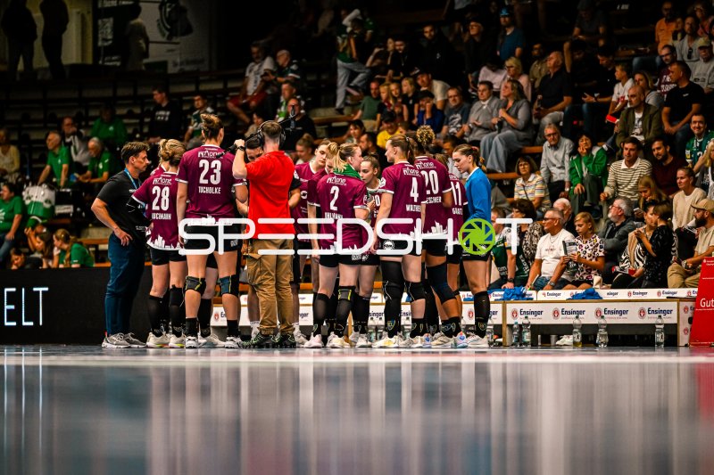 HC Leipzig in Auszeit-Besprechung in der EWS Arena Göppingen