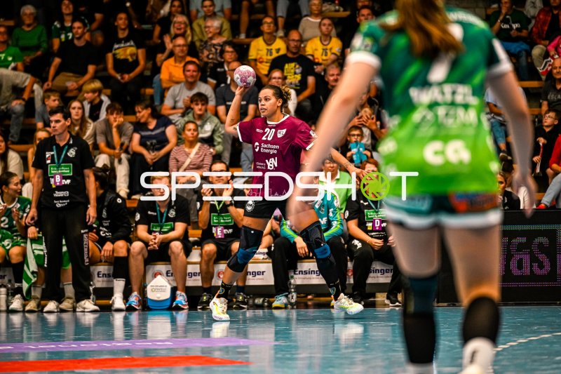 Sharleen Greschner (#20, HC Leipzig) Passspiel gegen Frisch auf Göppingen