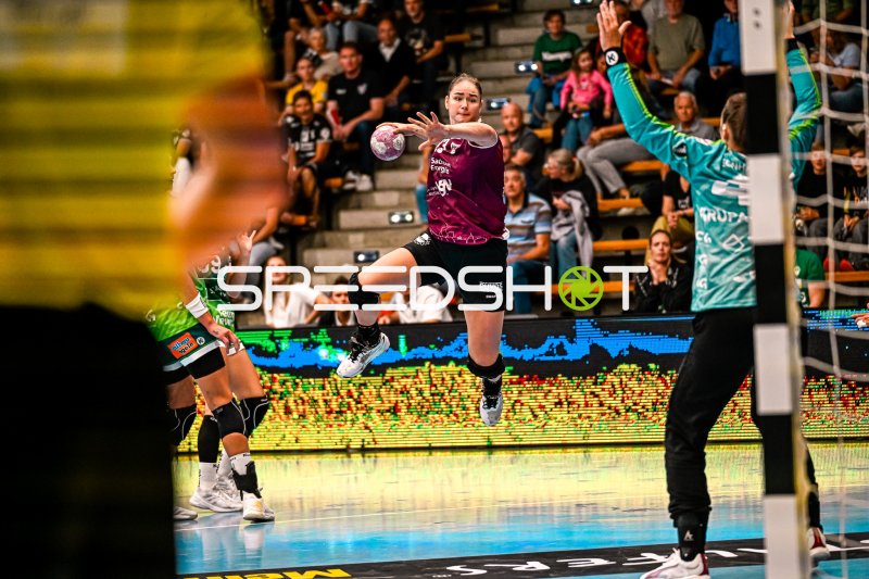 Marlene Tucholke (#23; HC Leipzig) im Sprungwurf gegen Frisch auf Göppingen